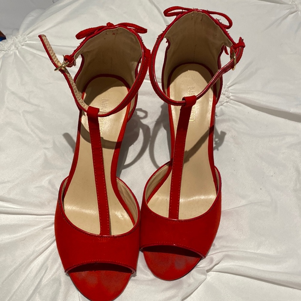 Beautiful hot red Nine West confortable 3” sandals